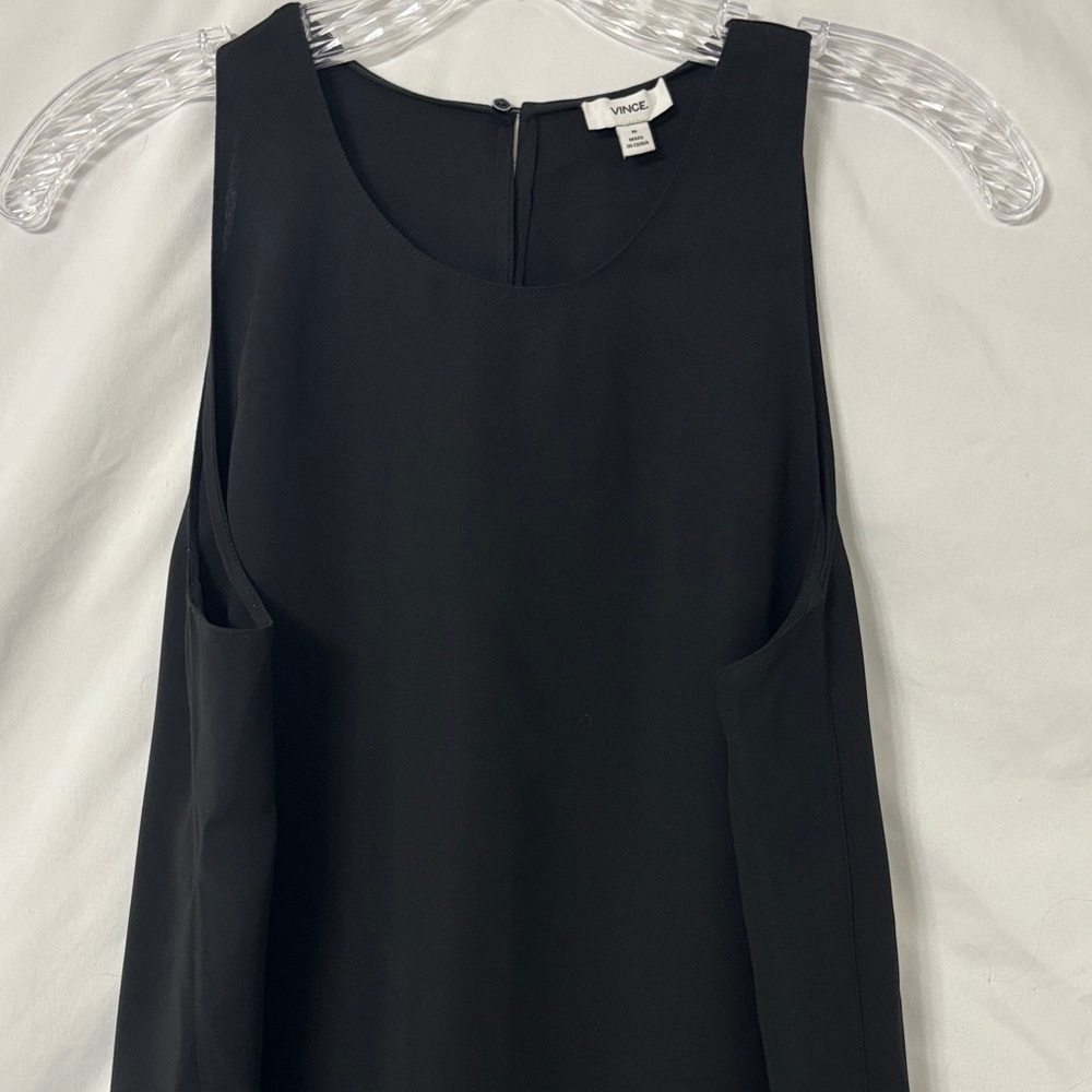 Vince Sleeveless Crepe Round Neck Keyhole Button Back Top in size Medium